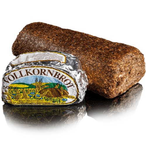 Unser Schwarzbrot präsentiert sich mit einer tiefbraunen, robusten Kruste, die durch den hohen Anteil an Roggenschrot und den 3-Stufen-Sauerteig entsteht. Die Oberfläche ist rustikal und leicht rissig, was dem Brot einen handwerklichen Charme verleiht. Die dichte, gleichmäßig strukturierte Krume ist von einer intensiven, dunklen Farbe geprägt, die sich durch die lange Teigführung entwickelt hat.