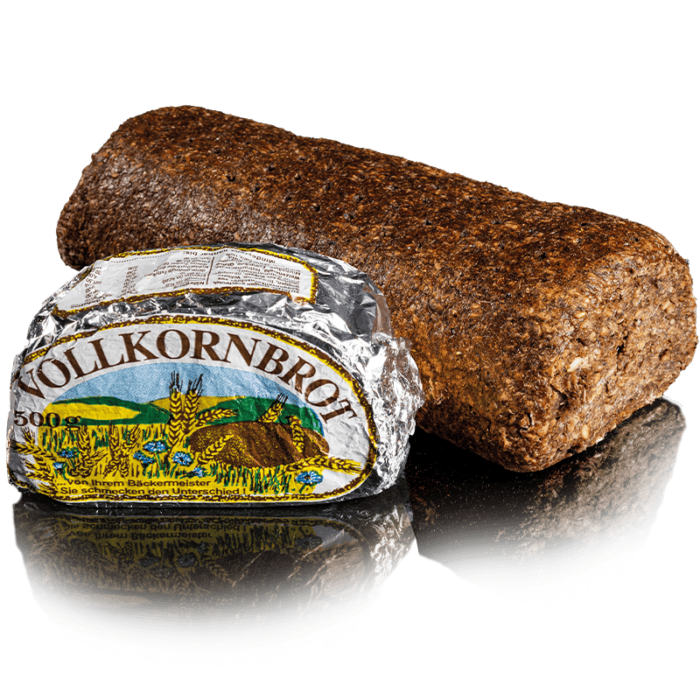 Unser Schwarzbrot präsentiert sich mit einer tiefbraunen, robusten Kruste, die durch den hohen Anteil an Roggenschrot und den 3-Stufen-Sauerteig entsteht. Die Oberfläche ist rustikal und leicht rissig, was dem Brot einen handwerklichen Charme verleiht. Die dichte, gleichmäßig strukturierte Krume ist von einer intensiven, dunklen Farbe geprägt, die sich durch die lange Teigführung entwickelt hat.